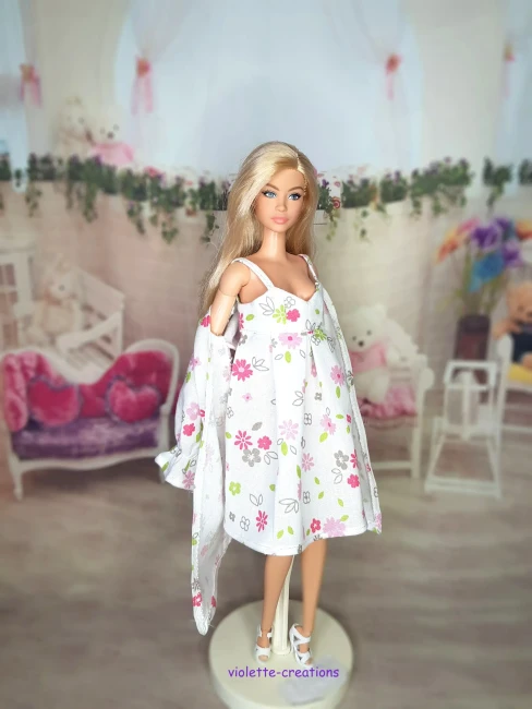 nuisette blanche à fleurs roses et un peignoir assorti.Vêtement fait main pour poupée mannequin