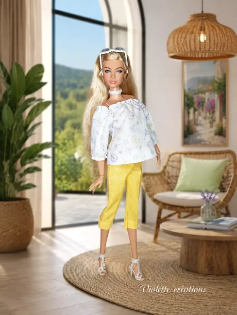 ensemble-ete-poupee-barbie-pantacourt-jaune Poupée type Barbie portant un ensemble d'été : haut blanc à motif pissenlits et pantacourt en coton jaune