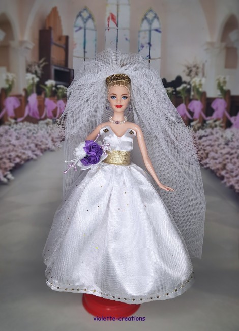 Robe de mariée artisanale blanche et dorée avec voile et bouquet pour poupée mannequin 29 cm (type Barbie) – violette-créations