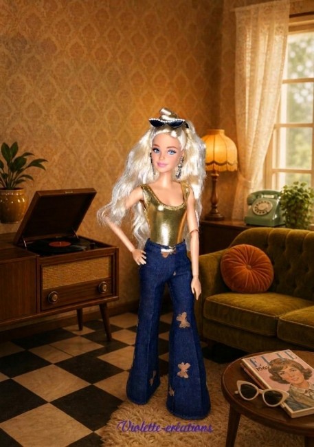 Tenue complète vintage chic pour poupée Barbie 29 cm – Création artisanale Tenue complète pour poupée Barbie: pantalon pattes d’eph, t-shirt blanc, manteau fausse fourrure et maillot de bain doré.