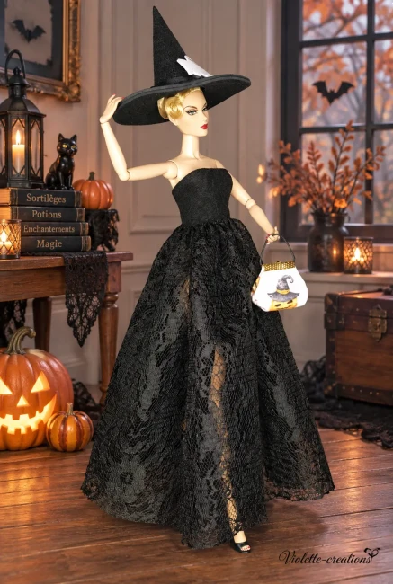 Poupée Barbie Halloween élégante avec robe en dentelle noire et chapeau pailleté Poupée Barbie Halloween en robe longue en dentelle noire avec bustier en faux daim, chapeau pailleté noir orné d'un fantôme blanc scintillant et plume multicolore