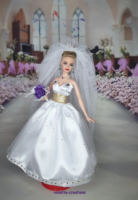 Robe de mariée artisanale blanche et dorée avec voile et bouquet pour poupée mannequin 29 cm (type Barbie) – violette-créations