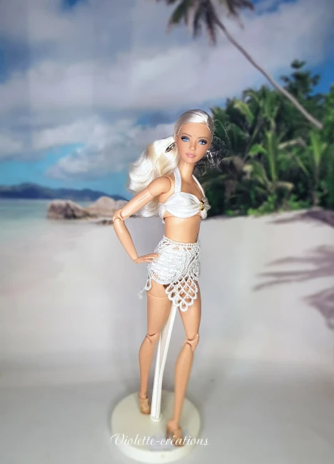 đ Ensemble Maillot de Bain Lycra Blanc, ParĂ©o Dentelle et Chapeau Feutrine pour PoupĂ©e type Barbie (6) Tenue de plage blanche pour poupĂ©e mannequin type Barbie avec maillot de bain 2 piĂšces en lycra, mini parĂ©o en dentelle et chapeau capeline en feutrine au bord d'une piscine.