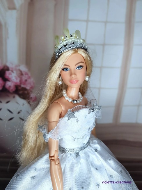 Robe princesse blanche étoilée – Poupée mannequin Barbie Robe de princesse blanche étoilée pour poupée Barbie, création artisanale.