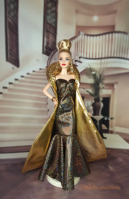 Robe Sirène et Cape Or pour Poupée Barbie| Violette-Créations Robe sirène holographique et cape dorée à grand col pour poupée Barbie, création artisanale Violette-Créations