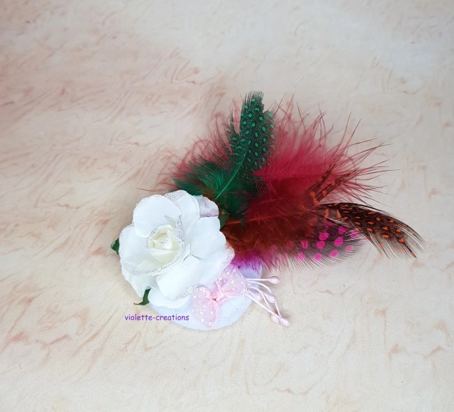 Chapeau bibi blanc pour poupée type Barbie avec rose blanche pailletée et plumes vertes et bordeaux