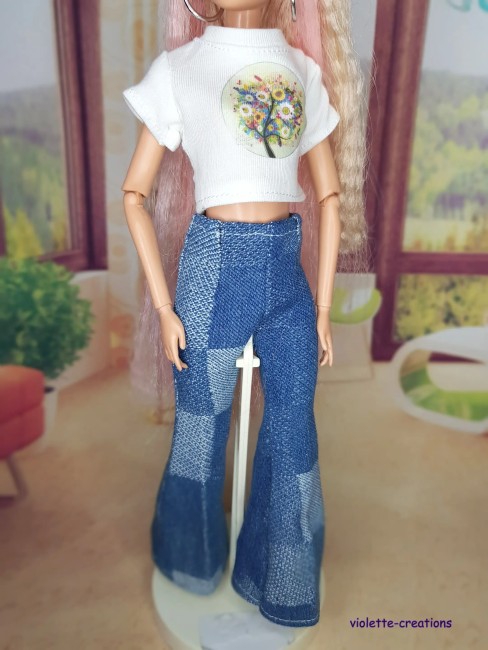 Tenue vintage poupée mannequin 29 cm – Options blouson, pantalon, t-shirt Tenue poupée mannequin 29 cm type Barbie – options : blouson fausse fourrure, pantalon patte d’eph, maillot argenté, t-shirt imprimé.