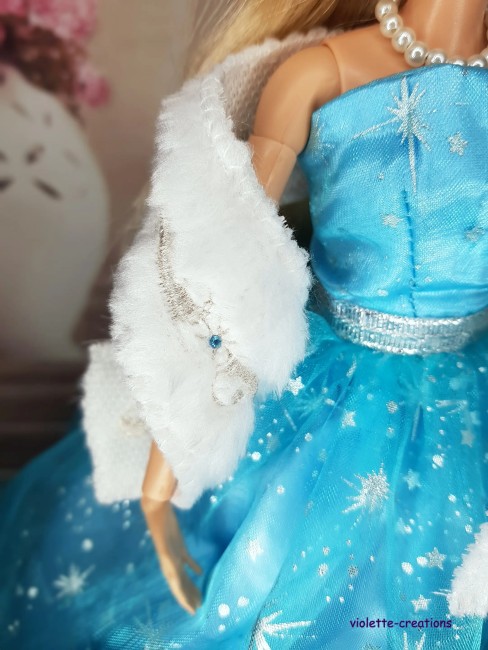 Robe de Princesse Bleu Étoilé pour Poupée barbie – Tenue Scintillante Poupée Barbie portant une robe bleu clair scintillante avec petites étoiles argentées, étole blanche, couronne et bijoux.