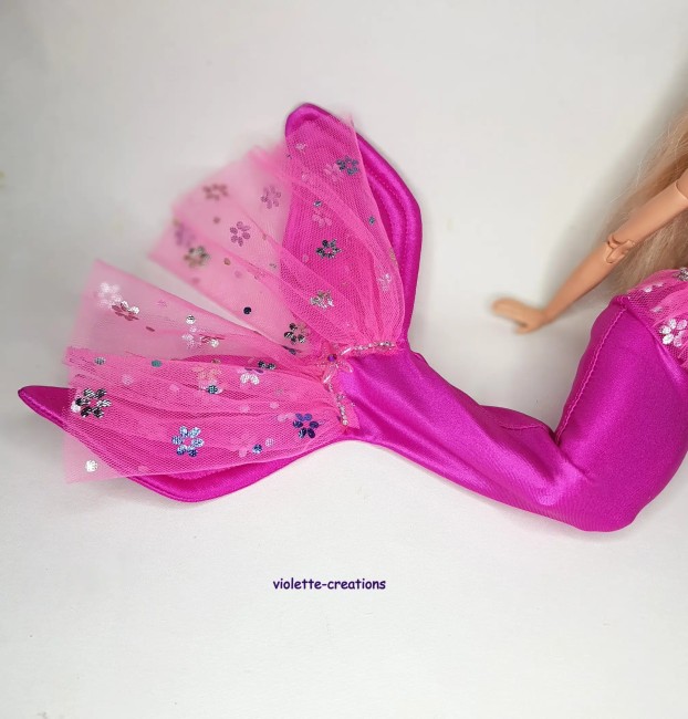 Tenue sirène rose fuchsia pour poupée Barbie avec étoile de mer strassée et nageoire en tulle pailleté