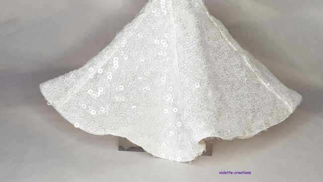Robe de Mariée Luxe pour Poupée Integrity Toy, Fashion Royalty, - Violette-créations (3) Poupée Integrity Toys Fashion Royalty portant une robe de mariée sirène blanche à sequins avec voile, bijoux et bouquet, création artisanale Violette-Créations