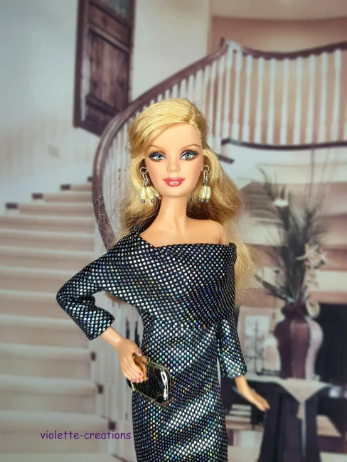 Robe fourreau argentée scintillante pour poupée mannequin avec reflets holographiques sur fond noir