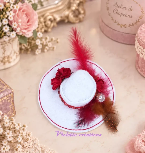 Capeline élégante blanche et rouge pour poupée Barbie - Fait main Capeline blanche élégante avec fleurs rouges et plumes pour poupée Barbie