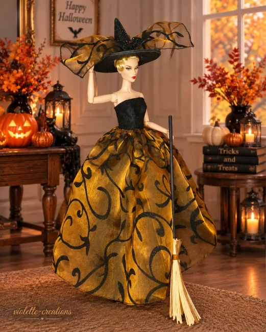 Barbie Sorcière Halloween - Poupée Mannequin avec Robe en Organza et Chapeau Pailleté Barbie en robe de sorcière pour Halloween, avec chapeau en paillettes noires et balai.