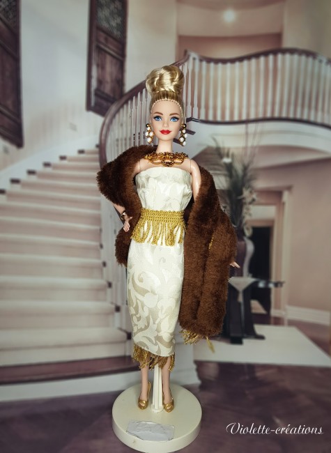 Robe de soirée glamour pour poupée Barbie – Violette-créations Poupée type Barbie portant une robe de soirée ivoire avec ceinture dorée et étole en fausse fourrure