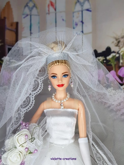 Robe de mariée artisanale pour poupée mannequin 29 cm avec voile en dentelle, collier, boucles d’oreilles et gants – violette-créations