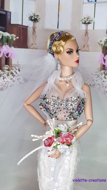 Robe de Mariée Luxe pour Poupée Integrity Toy, Fashion Royalty, - Violette-créations (2) Poupée Integrity Toys Fashion Royalty portant une robe de mariée sirène blanche à sequins avec voile, bijoux et bouquet, création artisanale Violette-Créations
