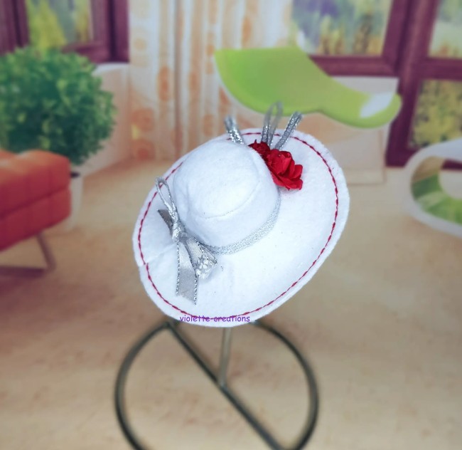 Chapeau Blanc, Roses Rouges et Argent Poupée Barbie | violette-creations Capeline blanche pour poupée Barbie avec roses rouges, surpiqûres rouges et nœuds argentés