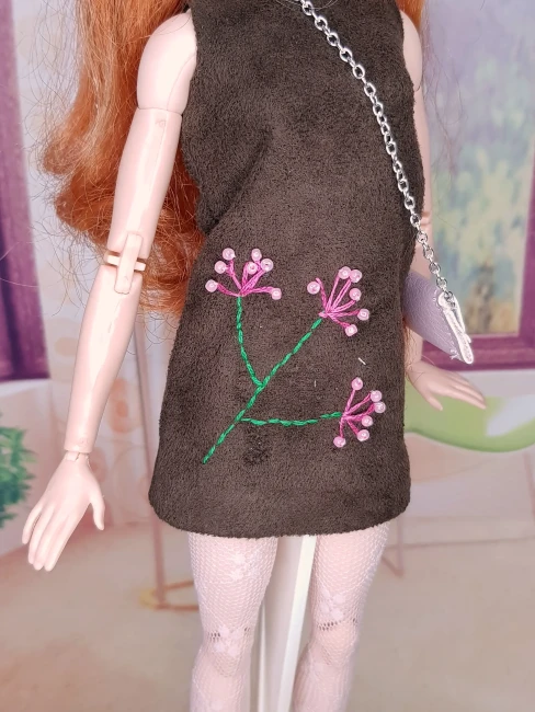 Détail broderie main et perles de rocaille sur robe en suédine pour poupée Violette Créations