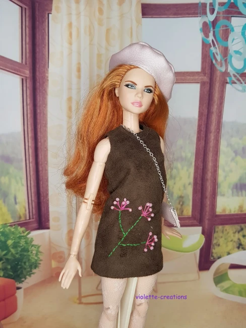 Tenue poupée barbie robe suédine marron avec broderie fleurs rose et béret simili cuir métallisé