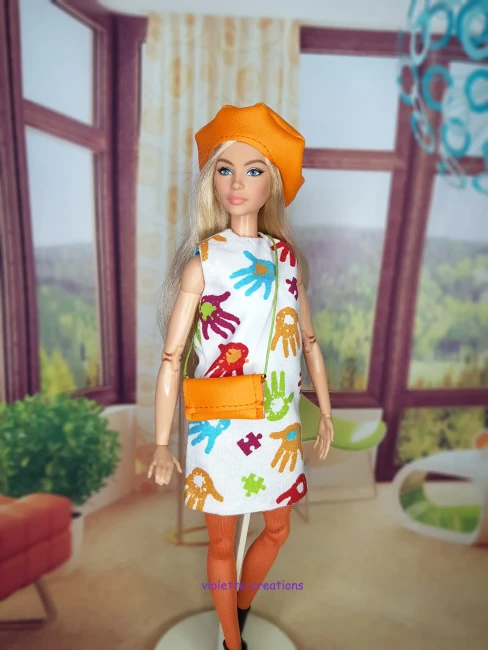 Tenue complète pour poupée type Barbie avec robe blanche motifs mains colorées, béret orange et collants résille