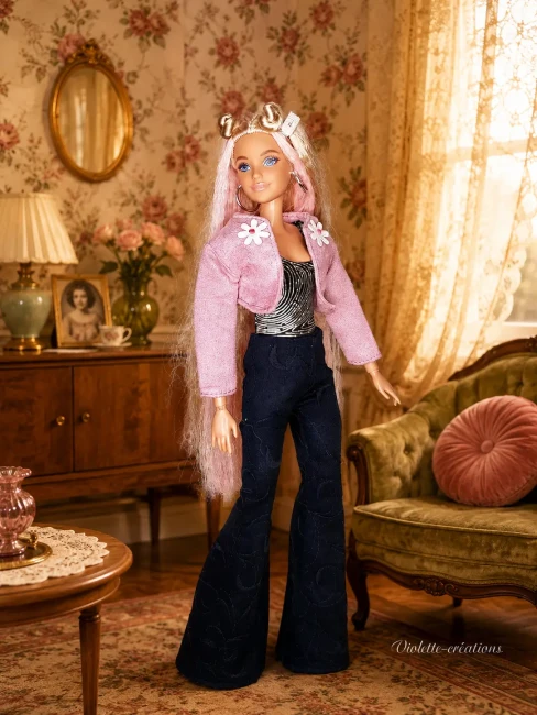 Ensemble Vintage Rose pour Poupée Barbie Ensemble Vintage Rose pour Poupée Barbie : Veste en Faux Daim, Justaucorps Argenté et Pantalon Patte d'Éléphant Bleu Marine