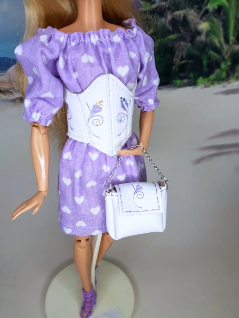 Tenue romantique violette pour poupée type Barbie – robe coton, corset blanc, chapeau et sac Tenue violette romantique avec chapeau et sac pour poupée Barbie