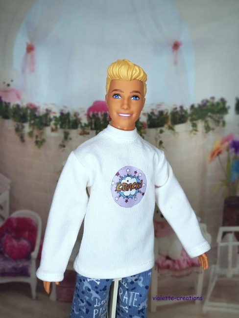 Pyjama en jersey pour poupée Ken, haut blanc motif BD et pantalon bleu imprimé pirate, création artisanale Violette-Creations 