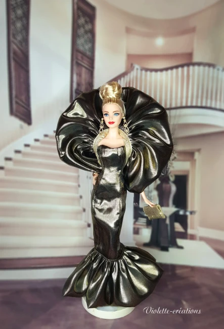 Poupée type Barbie portant une robe de soirée glamour en satin lamé or style haute couture