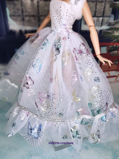 Robe princesse en organza blanc avec papillons colorés et étole en fourrure pour poupée Barbie