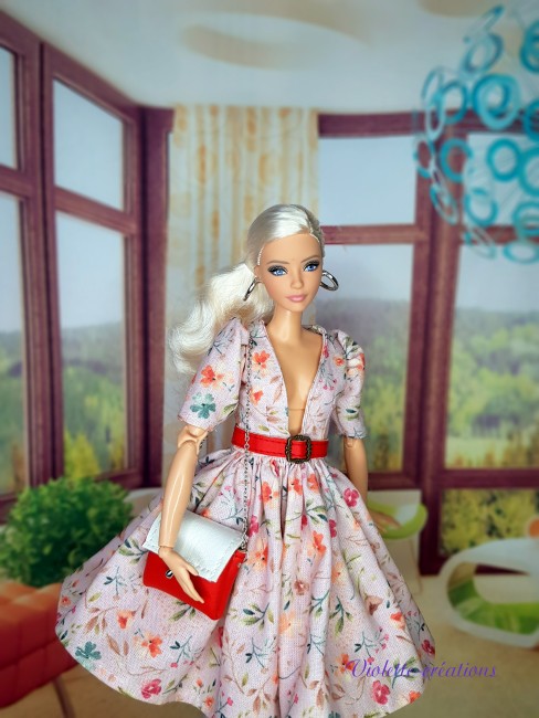 Robe en coton à motif floral pour poupée mannequin type Barbie avec sa ceinture rouge, une création artisanale signée Violette-créations