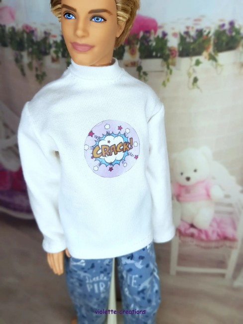 Pyjama en jersey pour poupée Ken, haut blanc motif BD et pantalon bleu imprimé pirate, création artisanale Violette-Creations 