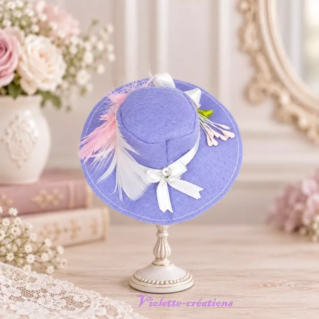 Chapeau Capeline en Feutrine Violet avec Ruban, Plume et Rose en Ruban pour Poupée Barbie, Fashion Royalty Chapeau capeline en feutrine violet avec ruban, plume et rose en ruban pour poupées Barbie et Fashion Royalty