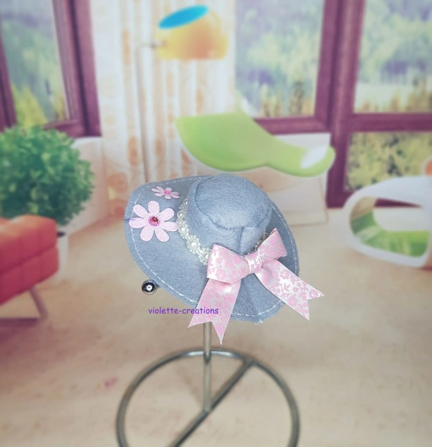 chapeau feutrine gris fleurs roses pour poupée Barbie