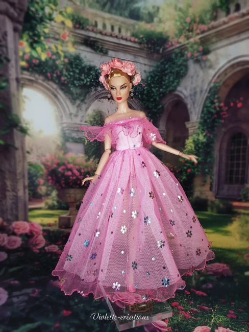Robe-de-princesse-feerique-en-tulle-rose-fuchsia-pour-poupee-barbie (2) Robe de soirĂ©e fĂ©erique en tulle rose fuchsia pailletĂ© et serre-tĂȘte floral assorti pour poupĂ©e barbie