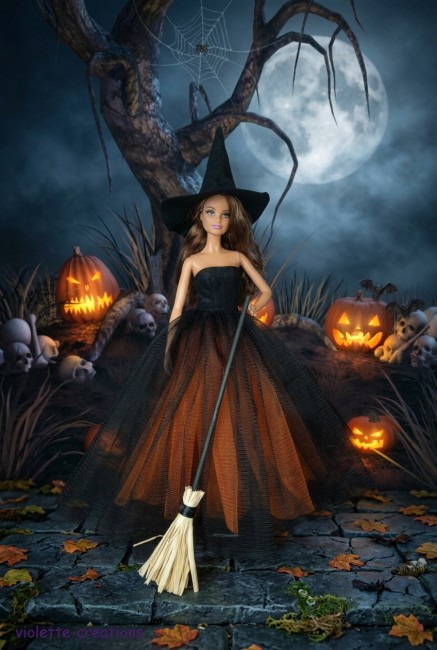 Poupée Barbie en robe de sorcière orange et noire avec chapeau et balai,