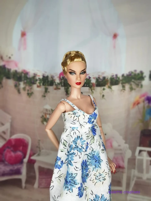 chemise de nuit courte à fines bretelles pour poupée Barbie, en coton blanc avec imprimé fleurs bleues, style romantique.