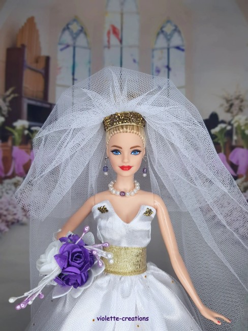 Robe de mariée artisanale blanche et dorée avec voile et bouquet pour poupée mannequin 29 cm (type Barbie) – violette-créations