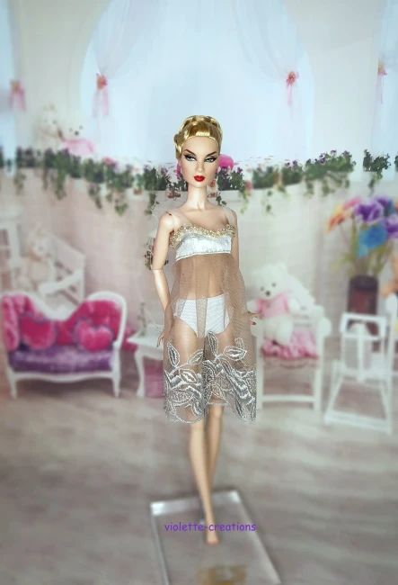 Tenue de nuit luxe pour poupée type Barbie, ensemble champagne et or avec déshabillé brodé et perles.