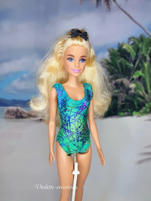 Maillot de bain 1 pièce turquoise à motifs colorés pour poupée mannequin type Barbie, tenue de plage estivale.