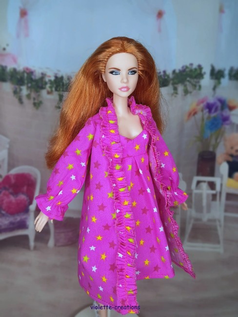 Pyjama étoilé rose en coton pour poupée Barbie avec nuisette et déshabillé – création artisanale