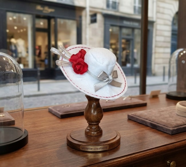 Chapeau Blanc, Roses Rouges et Argent Poupée Barbie | violette-creations Capeline blanche pour poupée Barbie avec roses rouges, surpiqûres rouges et nœuds argentés