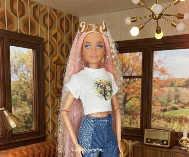 Tenue vintage poupée mannequin 29 cm – Options blouson, pantalon, t-shirt Tenue poupée mannequin 29 cm type Barbie – options : blouson fausse fourrure, pantalon patte d’eph, maillot argenté, t-shirt imprimé.