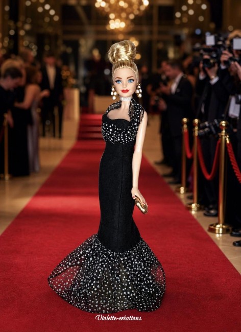 Robe de Soirée Noire pour Poupée Barbie - Suédine & Organza à Pois Poupée Barbie portant une robe de soirée longue en suédine noire avec volant en organza à pois blancs et paillettes.
