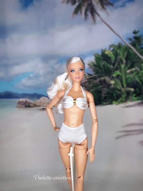 đ Ensemble Maillot de Bain Lycra Blanc, ParĂ©o Dentelle et Chapeau Feutrine pour PoupĂ©e type Barbie (8) Tenue de plage blanche pour poupĂ©e mannequin type Barbie avec maillot de bain 2 piĂšces en lycra, mini parĂ©o en dentelle et chapeau capeline en feutrine au bord d'une piscine.