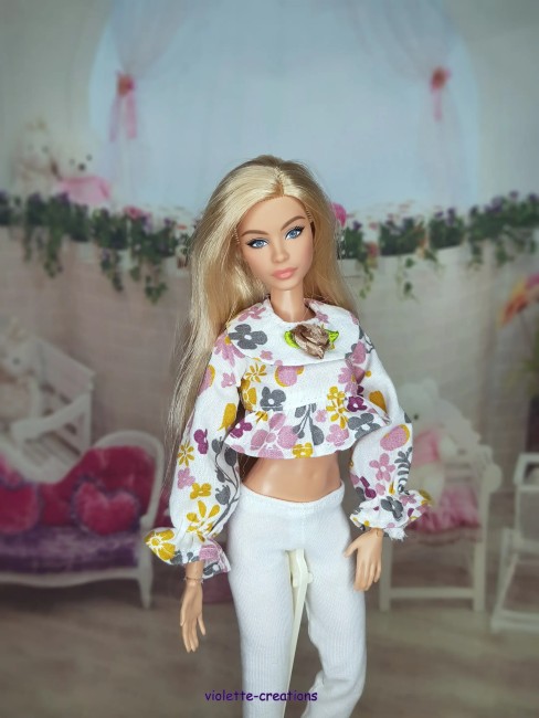 Pyjama fleuri en coton pour poupée Barbie avec pantalon blanc – création artisanale Violette-Créations