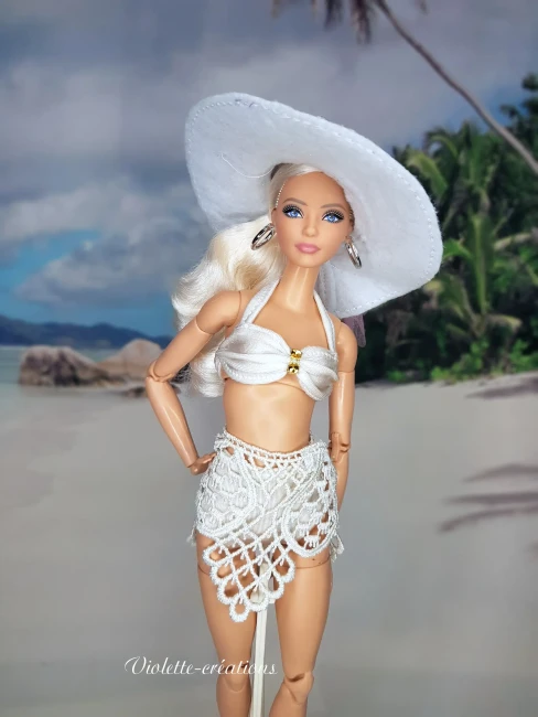 đ Ensemble Maillot de Bain Lycra Blanc, ParĂ©o Dentelle et Chapeau Feutrine pour PoupĂ©e type Barbie (5) Tenue de plage blanche pour poupĂ©e mannequin type Barbie avec maillot de bain 2 piĂšces en lycra, mini parĂ©o en dentelle et chapeau capeline en feutrine au bord d'une piscine.