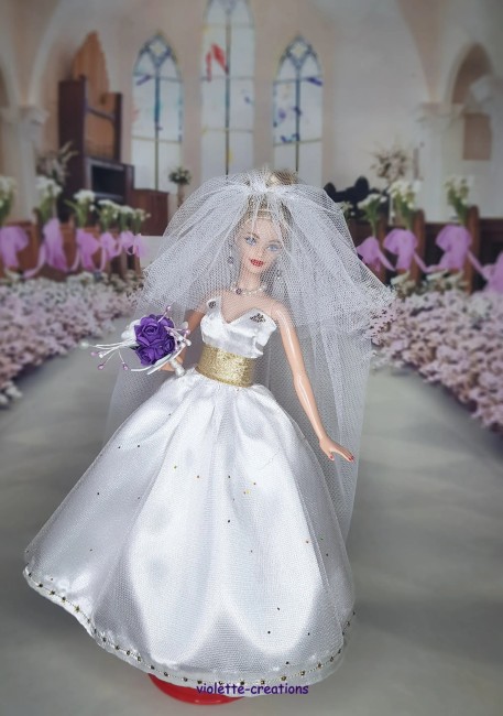 Robe de mariée artisanale blanche et dorée avec voile et bouquet pour poupée mannequin 29 cm (type Barbie) – violette-créations