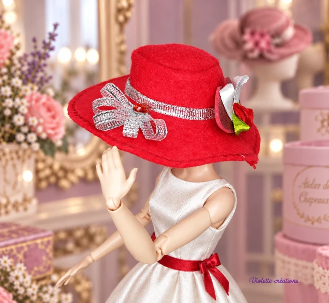 poupee-chapeau-rouge-argent