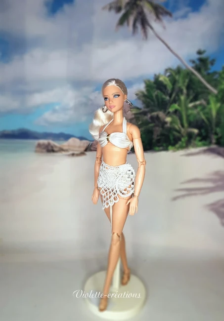 đ Ensemble Maillot de Bain Lycra Blanc, ParĂ©o Dentelle et Chapeau Feutrine pour PoupĂ©e type Barbie (7) Tenue de plage blanche pour poupĂ©e mannequin type Barbie avec maillot de bain 2 piĂšces en lycra, mini parĂ©o en dentelle et chapeau capeline en feutrine au bord d'une piscine.