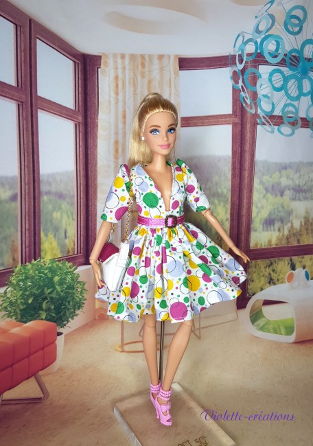 Robe d'été blanche en coton à motifs bulles colorées et sa ceinture rose en simili-cuir pour poupée type barbie, création artisanale par Violette-créations.